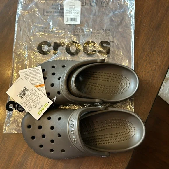 NWT      Size 8 Brown Classic Crocs - Picture 4 of 5